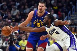 开云体育下载-包含掘金险胜国王，克莱状态火热的词条