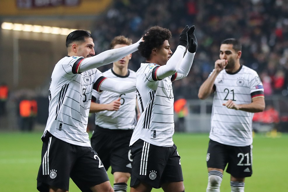 包含乌克兰队不敌西班牙，出线前景不妙的词条