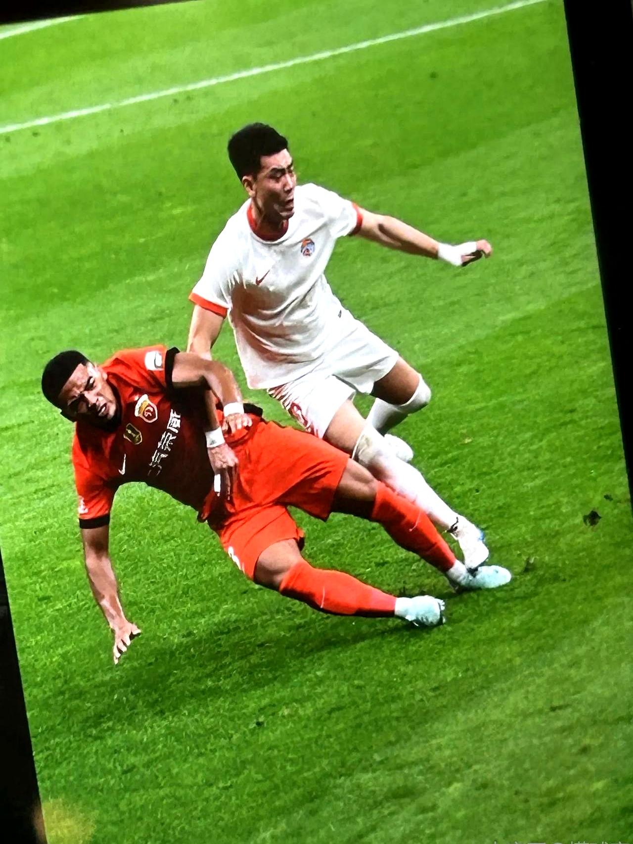 包含人队新球员上场发挥稚嫩，球队惜败的词条