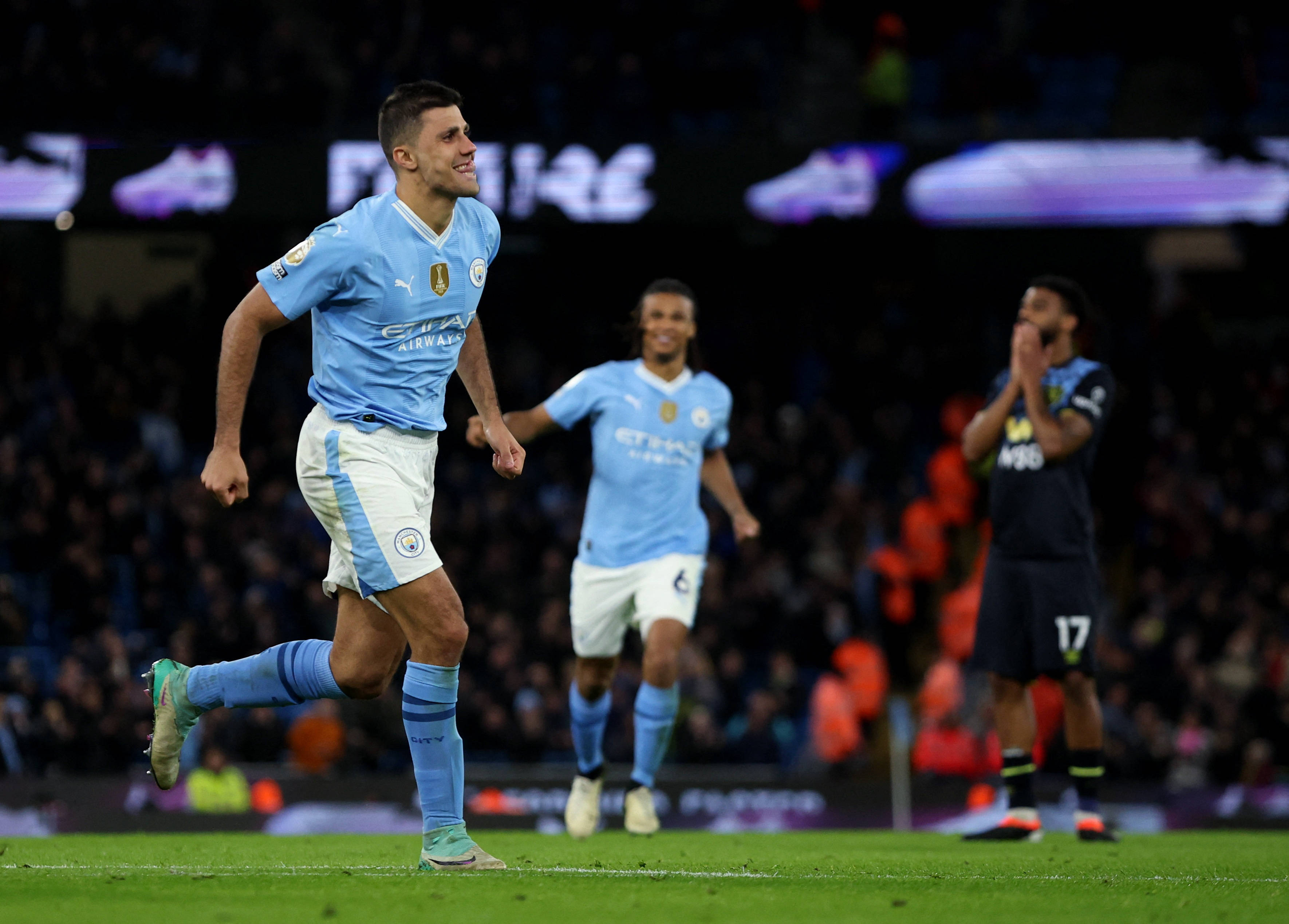 比赛中球员们展现出色的球技吸引眼球