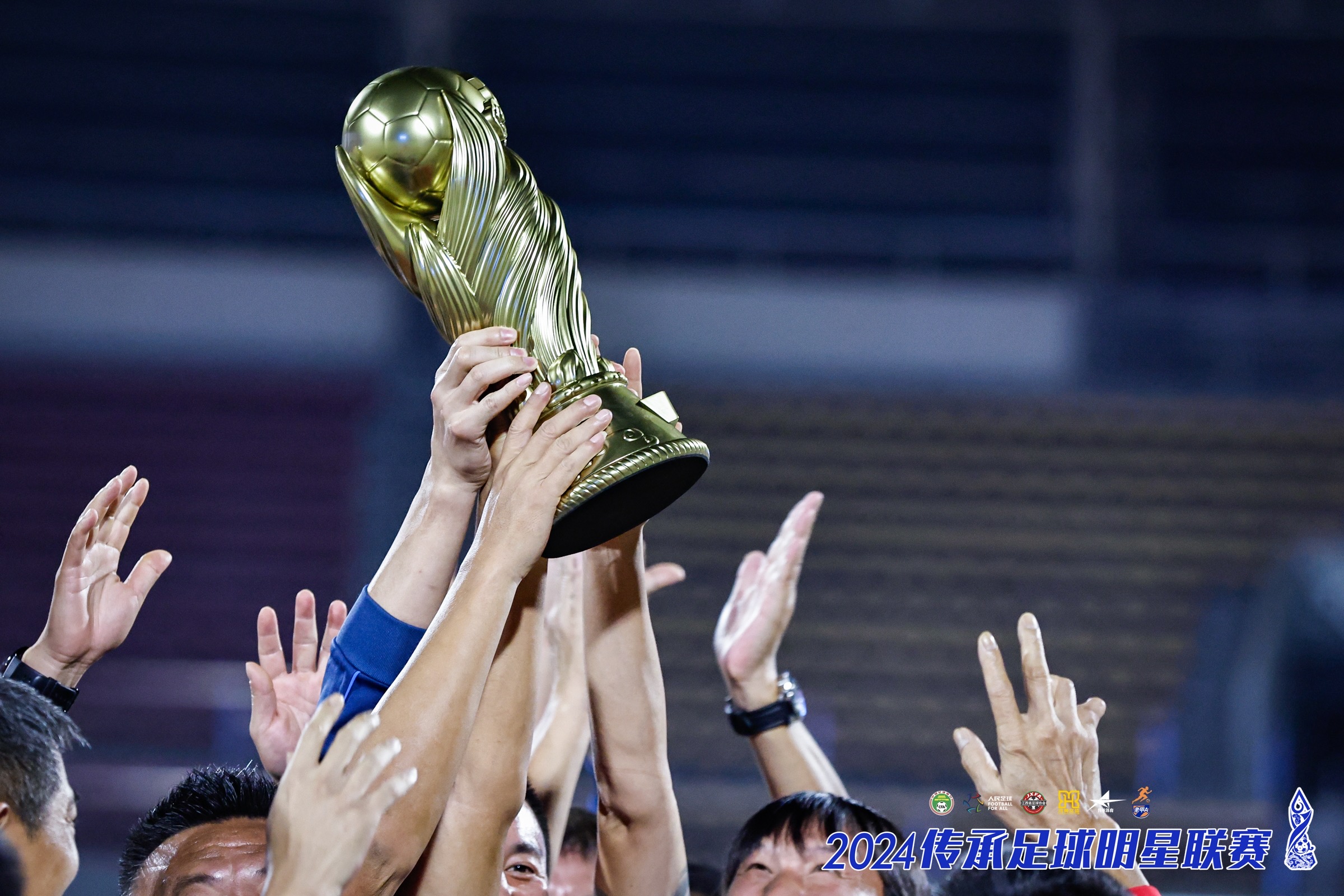 比赛中球员们展现出色的球技吸引眼球