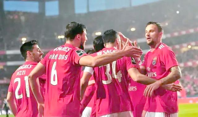 包含摩纳哥队主场击败强敌，取得关键胜利的词条