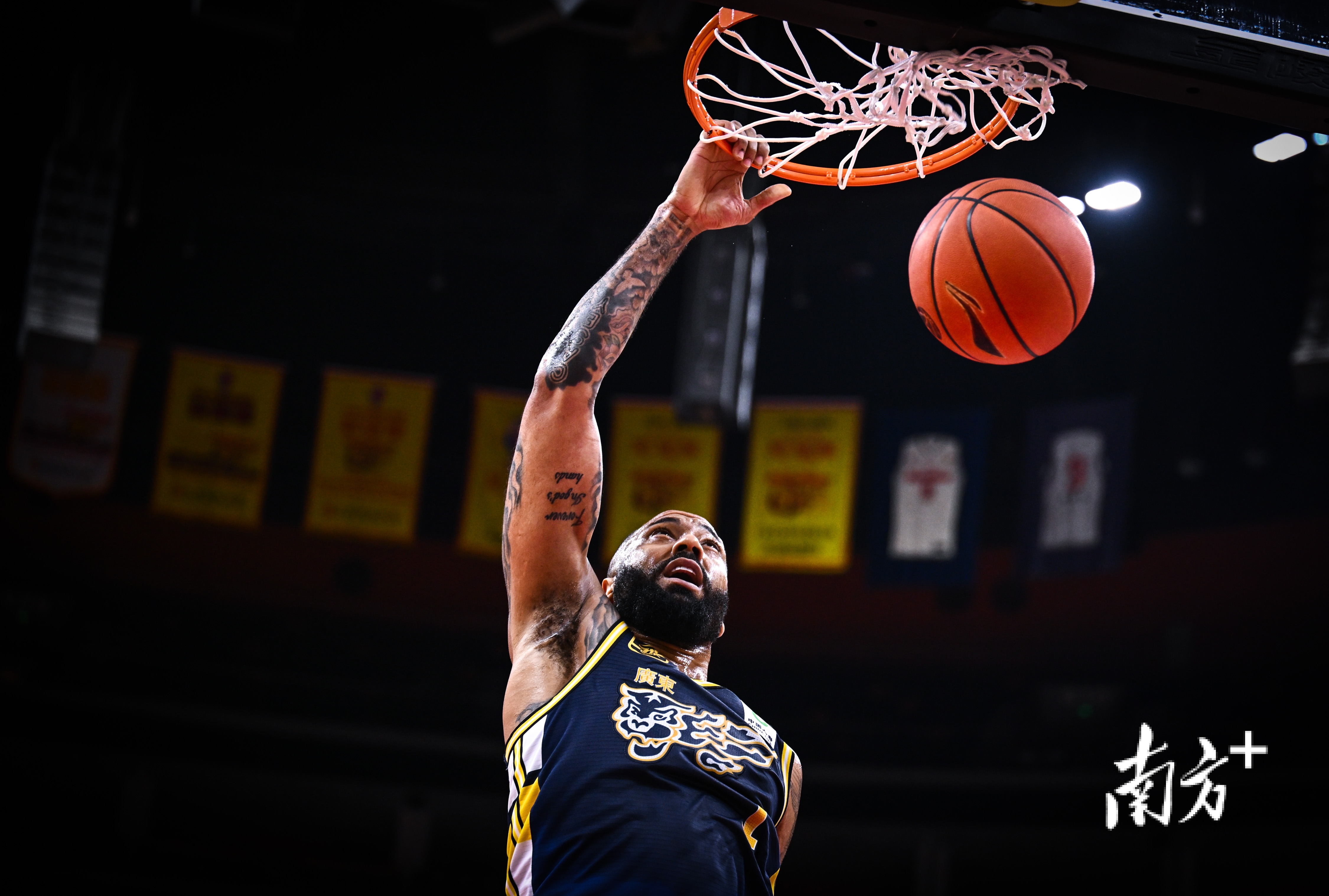 广东队主场获得连胜,排名升至前列 广东队主场获得连胜,排名升至前列