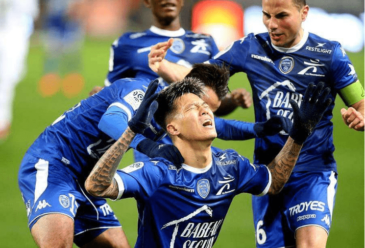 瓦朗谢纳小胜亚眠，拉开积分榜差距的简单介绍