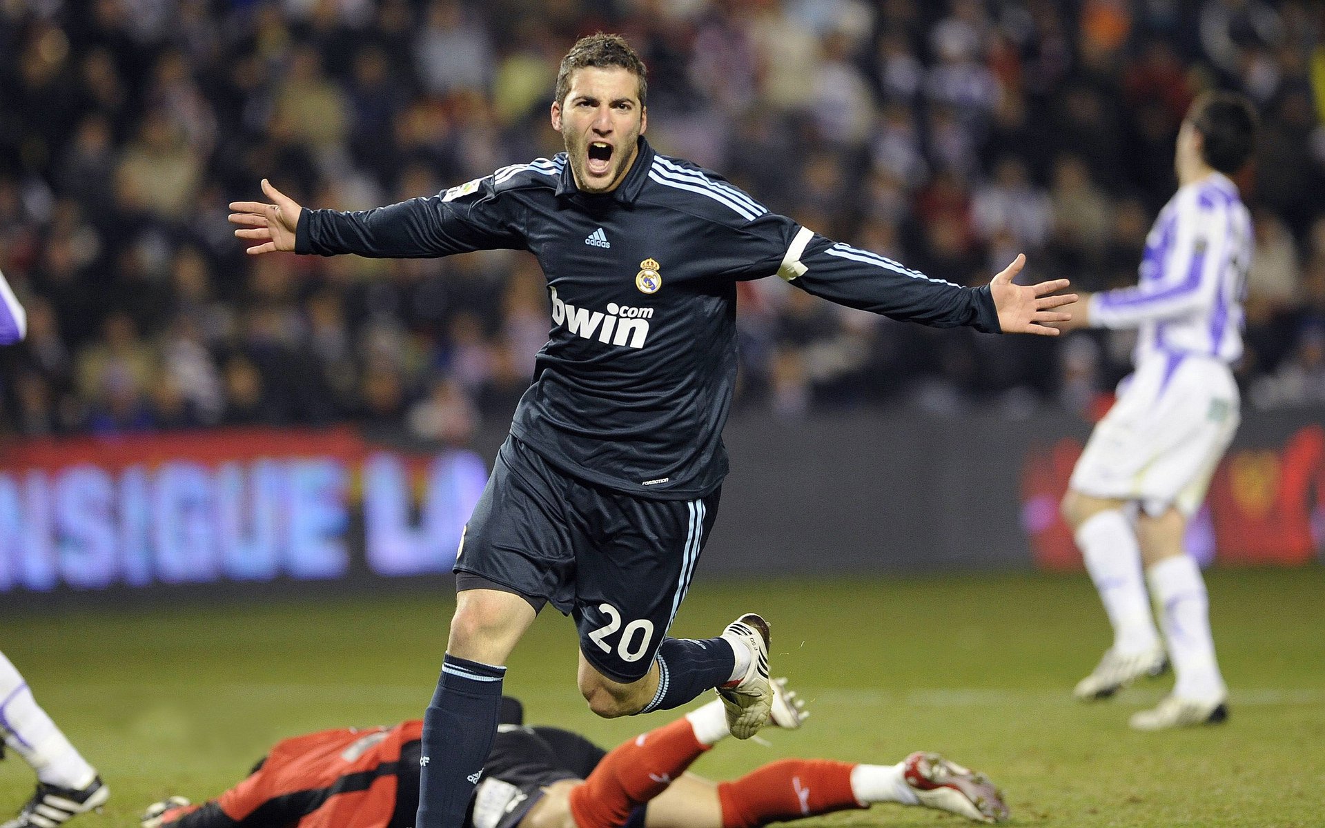 奥斯梅恩关键时刻挺身而出,曼联收割阿尔及利亚新星的战略布局